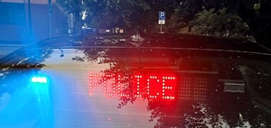 Napis POLICE na policyjnym samochodzie