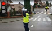 Policjant stoi na drodze.