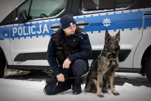 Policjant z psem służbowym.