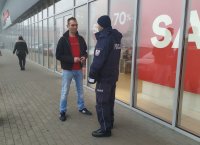 Policjanci kontrolują rejony sklepów