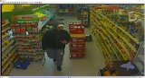Zdjęcie z nagrania z monitoringu z kradziezy sklepowej.