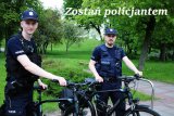Policjanci w patrolu rowerowym i napis Zostań policjantem