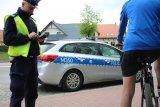 Policjanci sprawdzaja rowerzystów