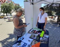 Policjanci p[rzy namiocie p[rofilaktycznym