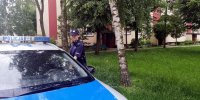 Policjanci przypominaja o zabezpieczeniu mieszkania