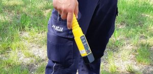 Policjant trzyma urządzenie alco blow