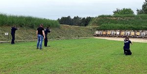 Policjanci podczas zajęć z wyszkolenia strzeleckiego