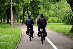 Policjanci w patrolu rowerowym