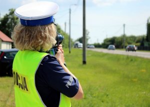 Policjant WRD mierzy prędkość