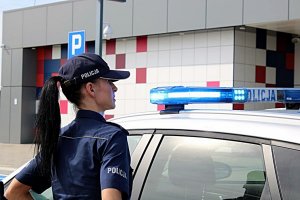 Dzielnicowa przy radiowozie