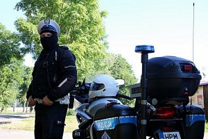Policjant WRD przy motocyklu policyjnym