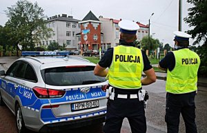 Policjanci WRD przy radiowozie