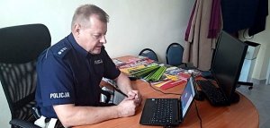 Policjant prowadzi spotkanie online