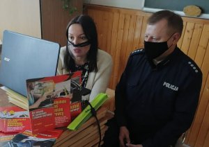 Profilaktyk i policjant prowadzą spotkanie online