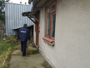 Policjanci sprawdzają miejsca zamieszkania osób samotnych
