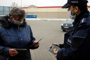 Policjant rozmawia z kobietą