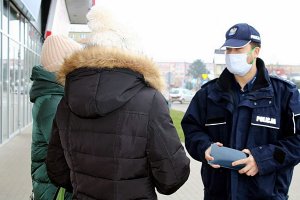 Policjant rozmawia z kobietami