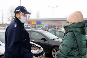 Policjant rozmawia z kobietami