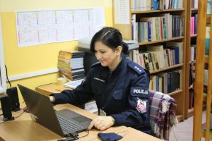 Policjantka prowadzi spotkanie online z uczniami