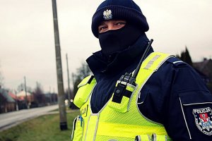 policjant stoi przy drodze