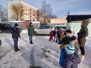 Przedstawiciele Policji z dziećm