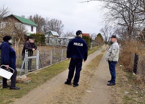 Policjant w mundurze stoi na śweiżym powietrzu