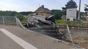 Samochód lezy na boku