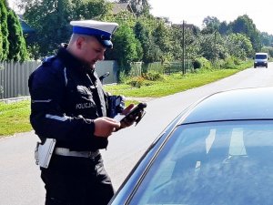 Policjant kontroluje kierowcę