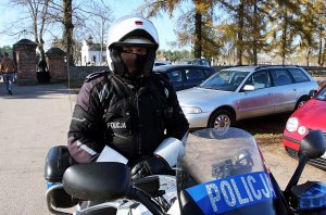 Policjant w mundurze siedzi na motocyklu.
