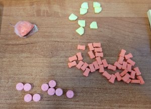 Kolorowe tabletki leża na stole