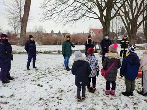 Spotkanie policjantów i strażaków z dziećmi w parku miejskim