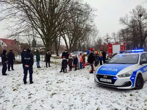 Spotkanie policjantów i strażaków z dziećmi w parku miejskim