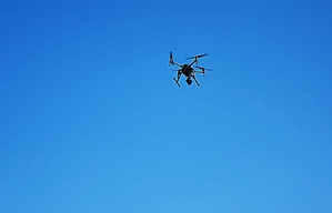 Dron na tle nieba.