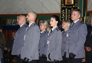 Policjanci podczas uroczystości w kościele.