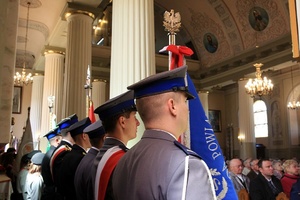 Policjanci podczas uroczystości w kościele.