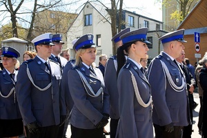 Bielscy policjanci podczas uroczystości na placu.