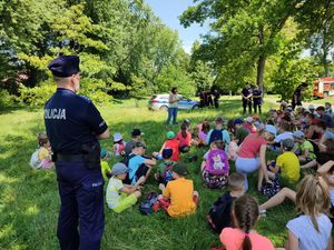 Policjanci z dziećmi w parku