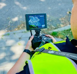 Policjant trzyma   monitor kamery drona