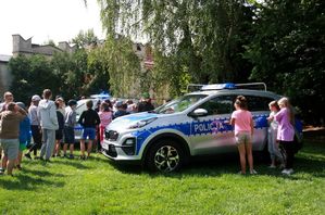 Policjanci na spotkaniu z dziećmi.