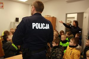 Policjanci z Posterunku Policji w Brańsku wspólnie z dziećmi.