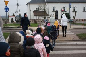 Policjanci z Posterunku Policji w Brańsku wspólnie z dziećmi.