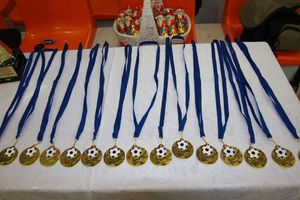 Na stole leżą medale.