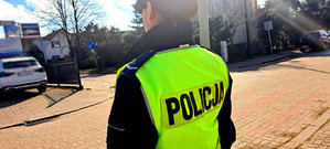 Policjantka w mundurze stoi przy ulicy.