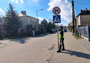 Policjantka w mundurze stoi przy ulicy.