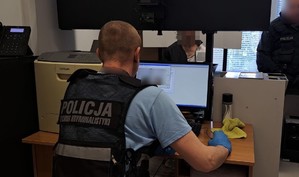 Policjant przy komputerze