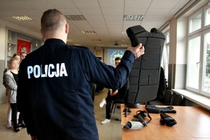 Osoby siedzą w budynku.