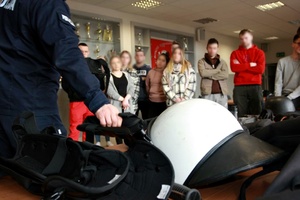 Sprzęt policyjny lezy na stole.