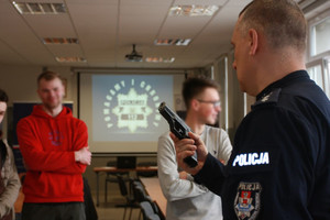 Osoby stoja w budynku.