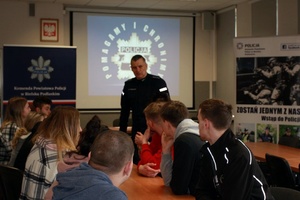 Osoby siedzą w budynku.