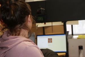 Osoba stoi w budynku.